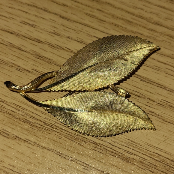 Vintage BSK Double Gold Plated/Filled Leaf Shape Brooch - Picture 8 of 8